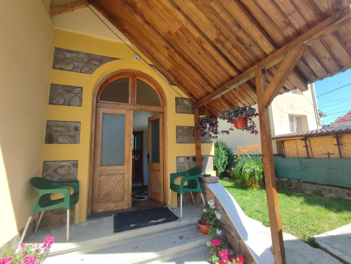 Central House Hotel Curtea De Arges Luaran gambar